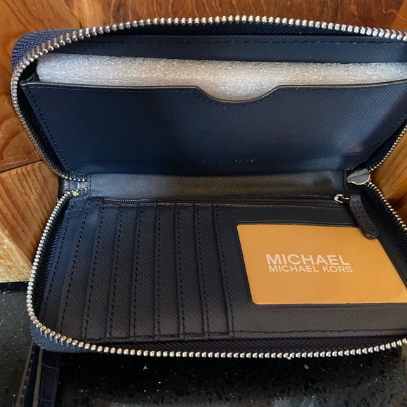 NWT Michael Kors Jet Set Embossed Leather Phone Wallet Wristlet - Picture 3 of 3